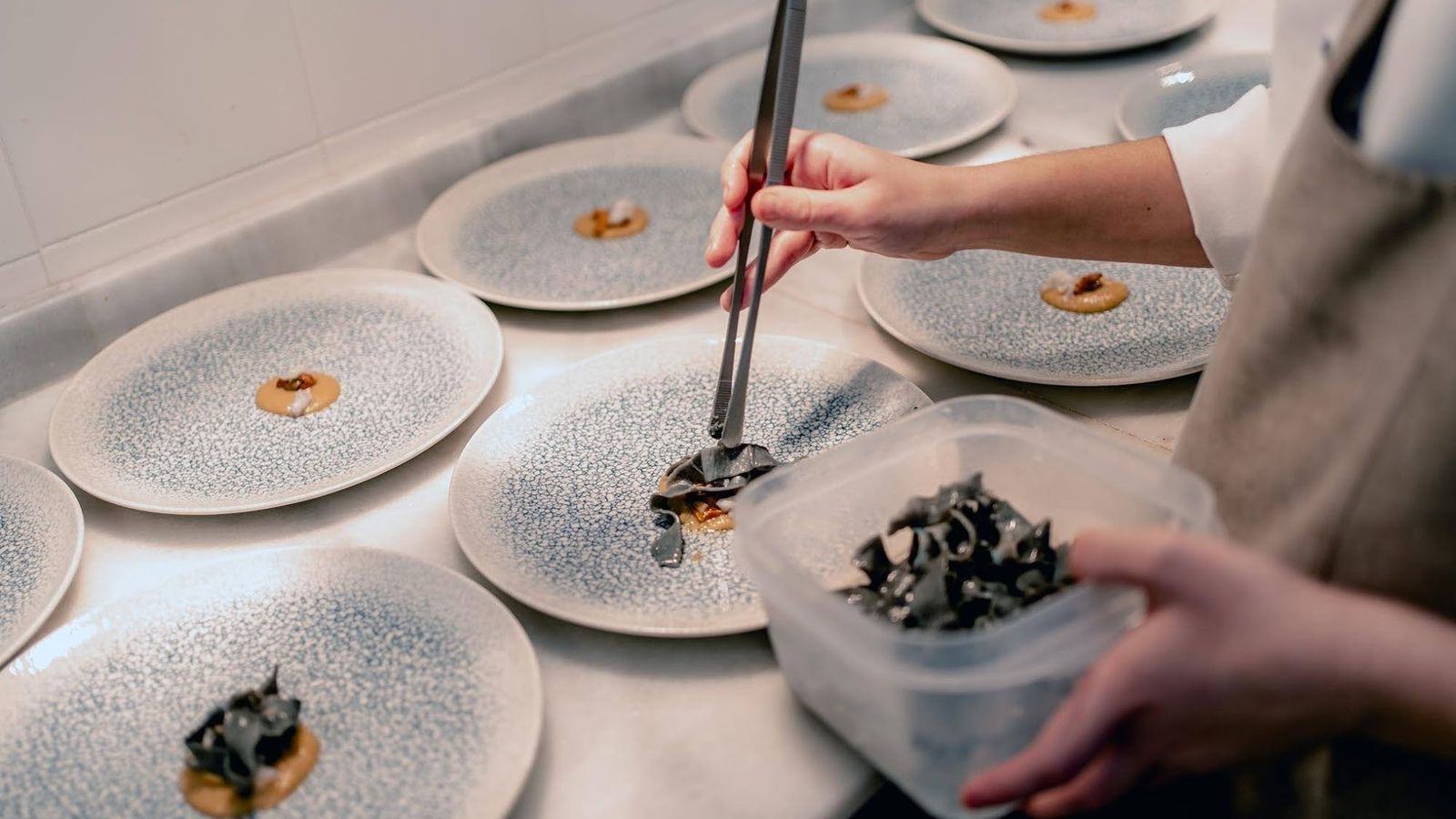 Preparación de uno de los pases de su menú degustación