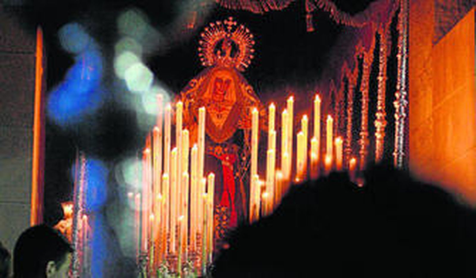 Jesús de las Penas carga la Cruz sobre su paso.