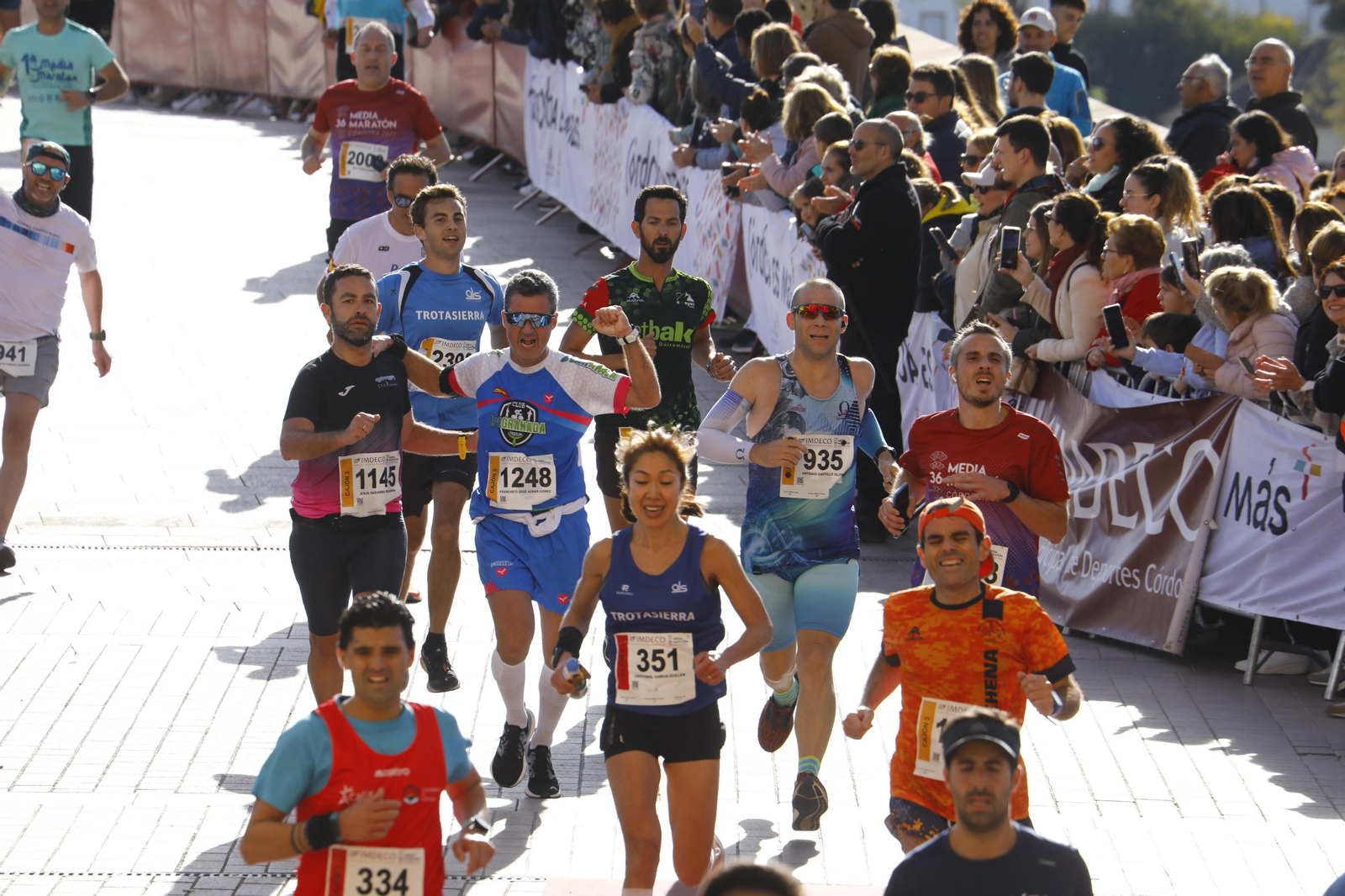 La gloria de cruzar la Puerta del Puente: imágenes de la meta de la 36 Media Maratón de Córdoba