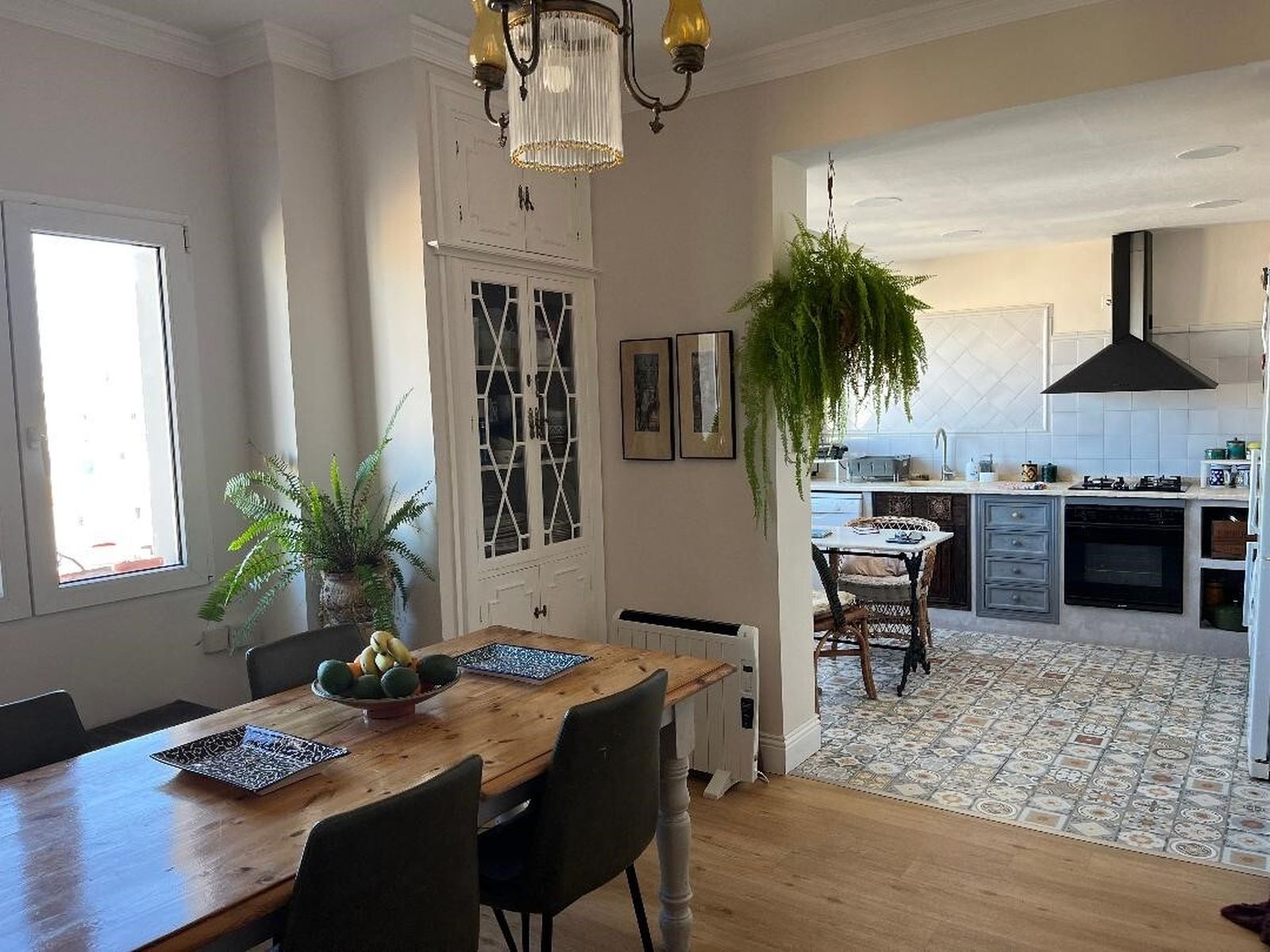 Imagen de la cocina y el comedor, dos estancias comunicadas.