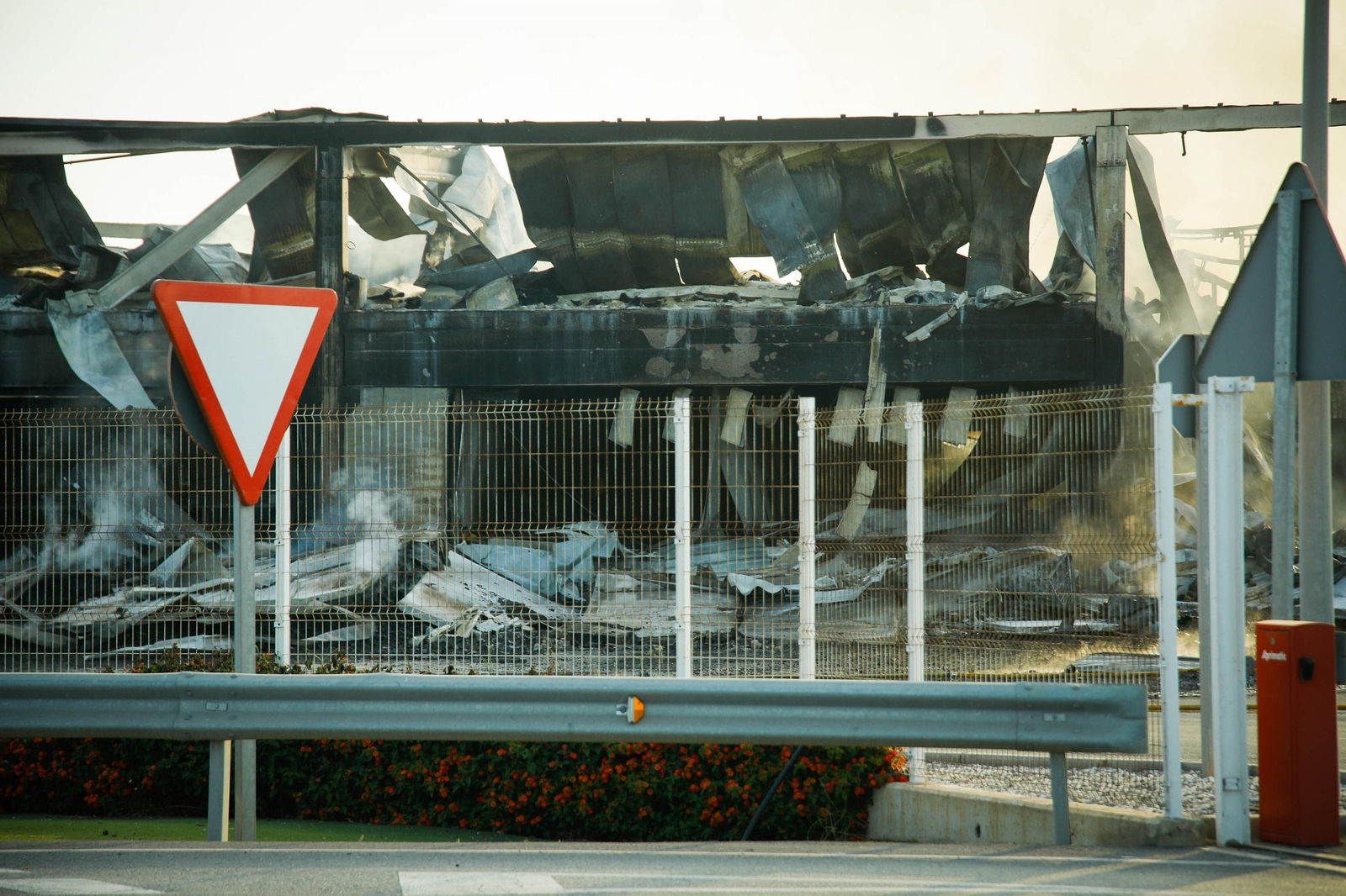El día después: así ha amanecido la nave calcinada de Mabe Hortofrutícola