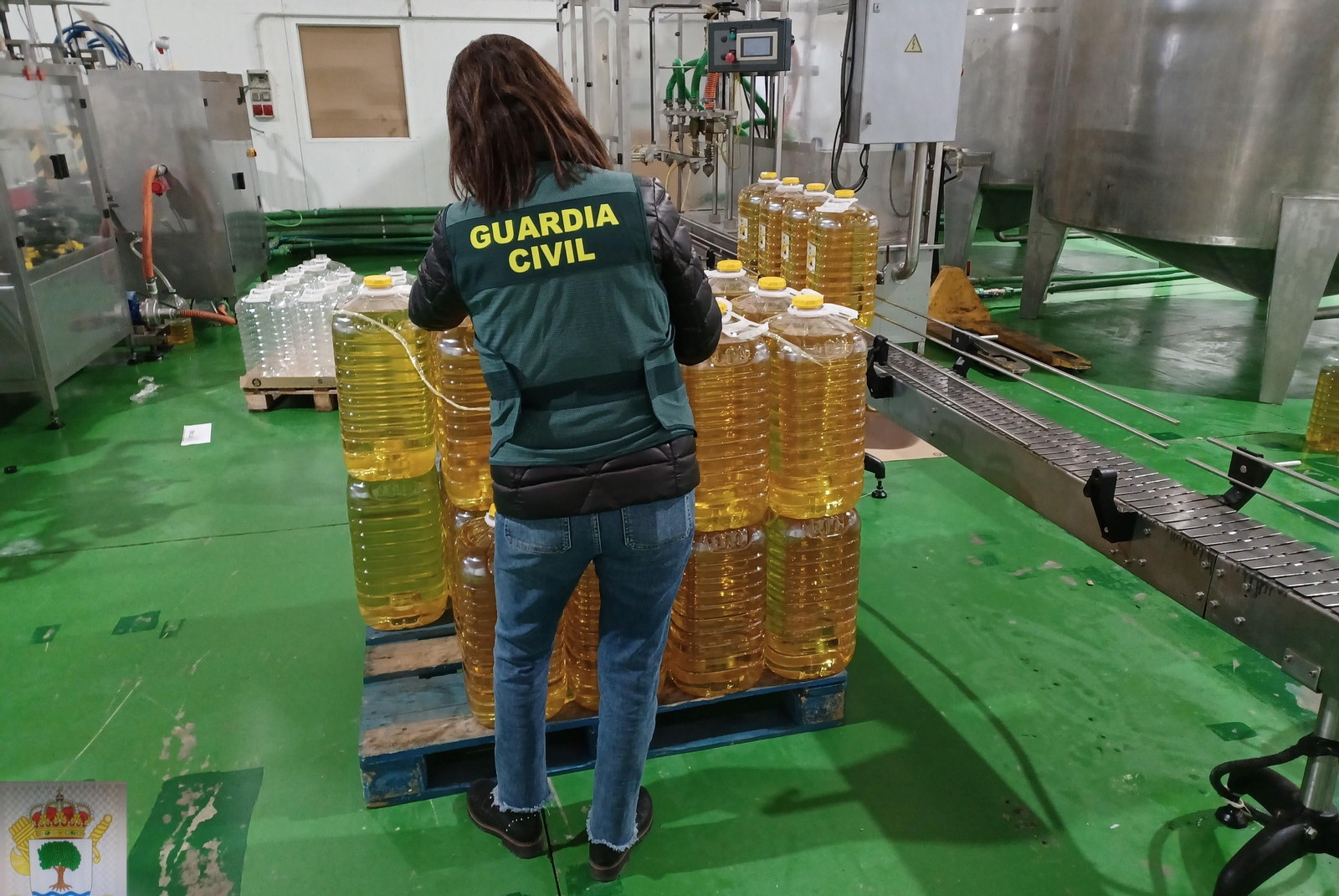 Una agente del Eprona inspecciona las botellas de aceite.