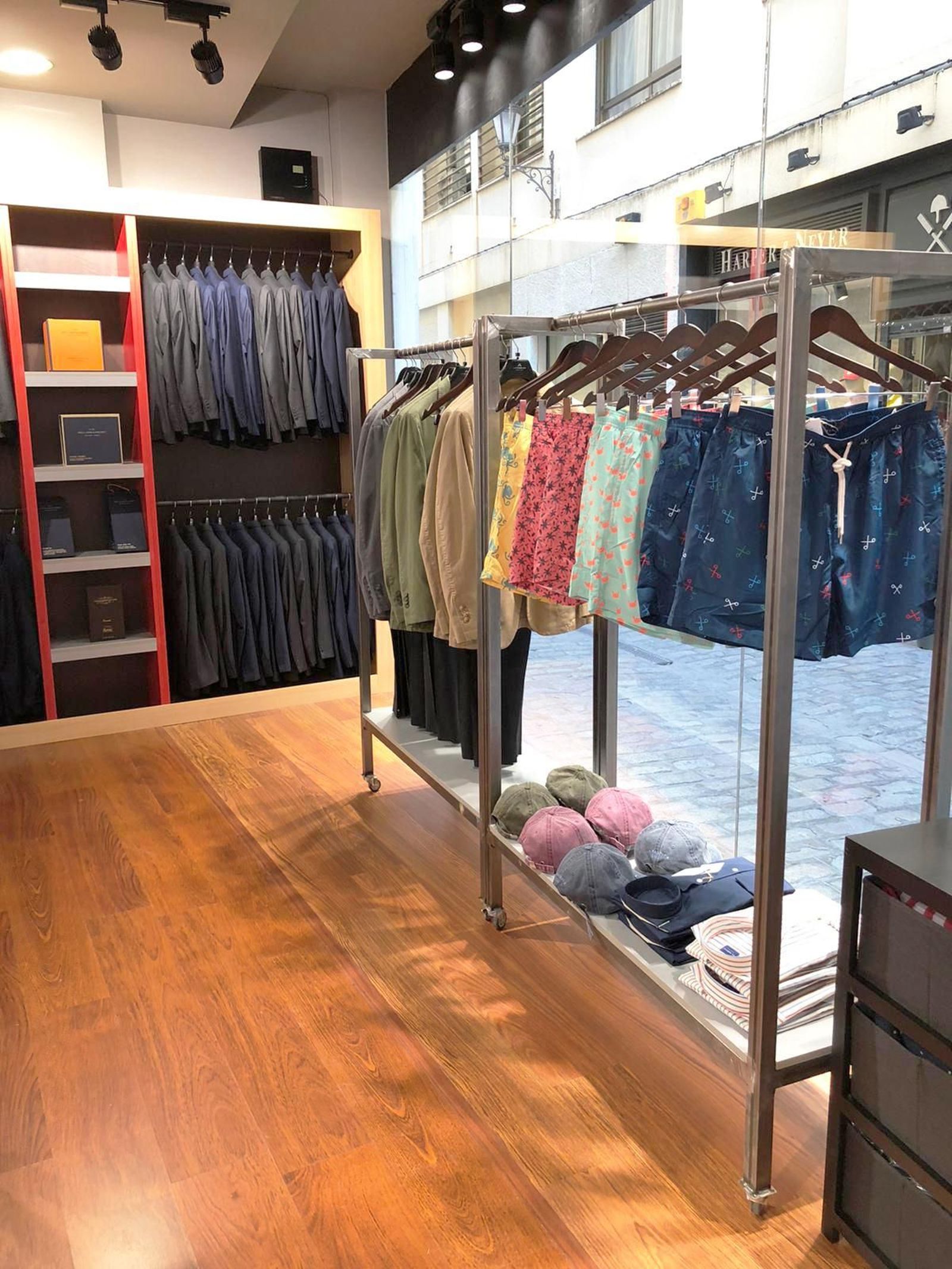 La Fábrica 2012 destaca por la elaboración artesanal y a medida de sus artículos para hombre.