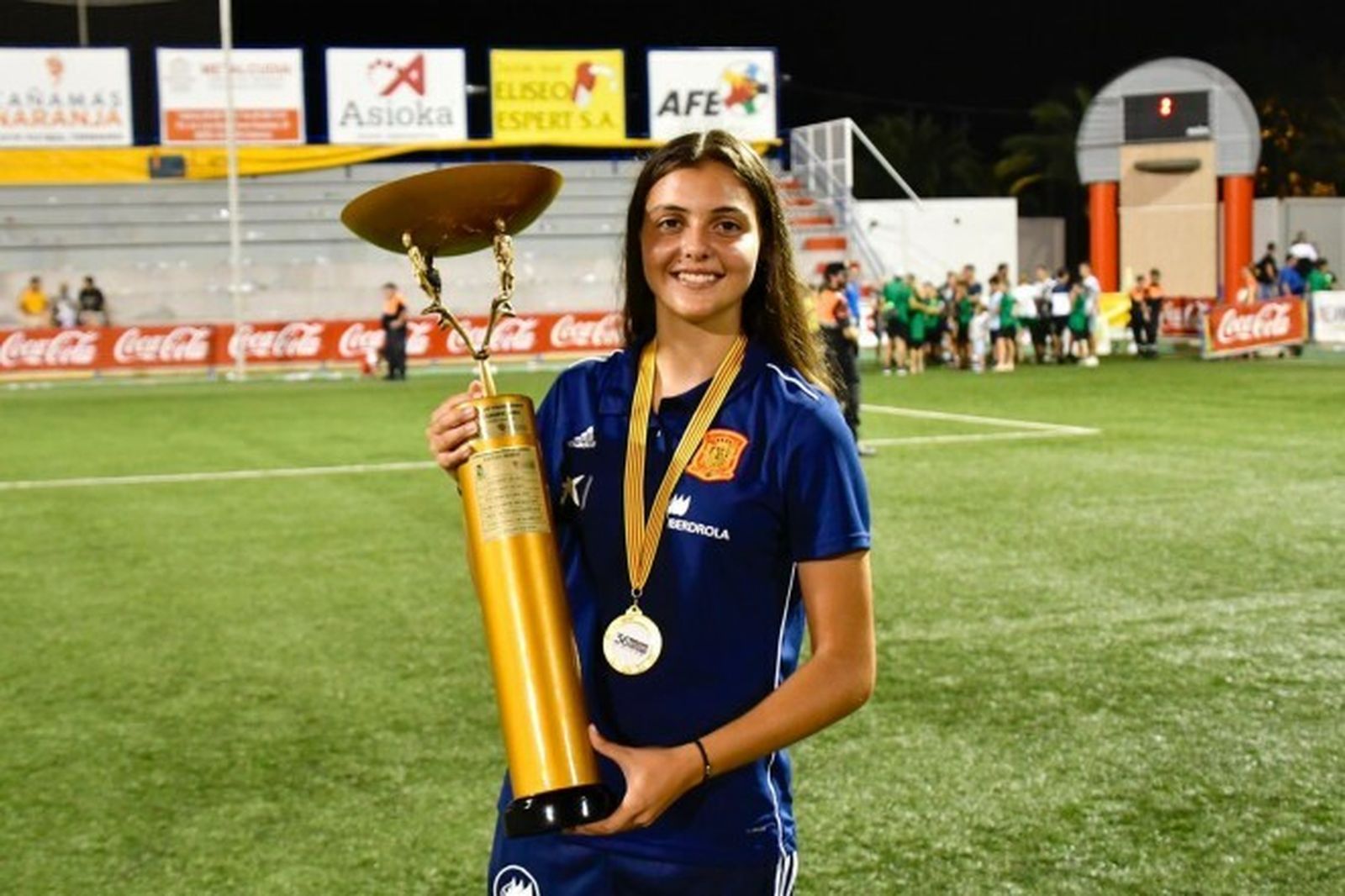 Teresa Mérida sostiene la copa que la acredita como campeona del COTIF.