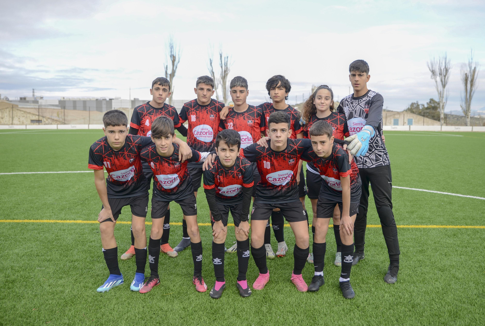 Más de 600 niños jiennenses juegan al fútbol para donar alimentos y juguetes en Navidad