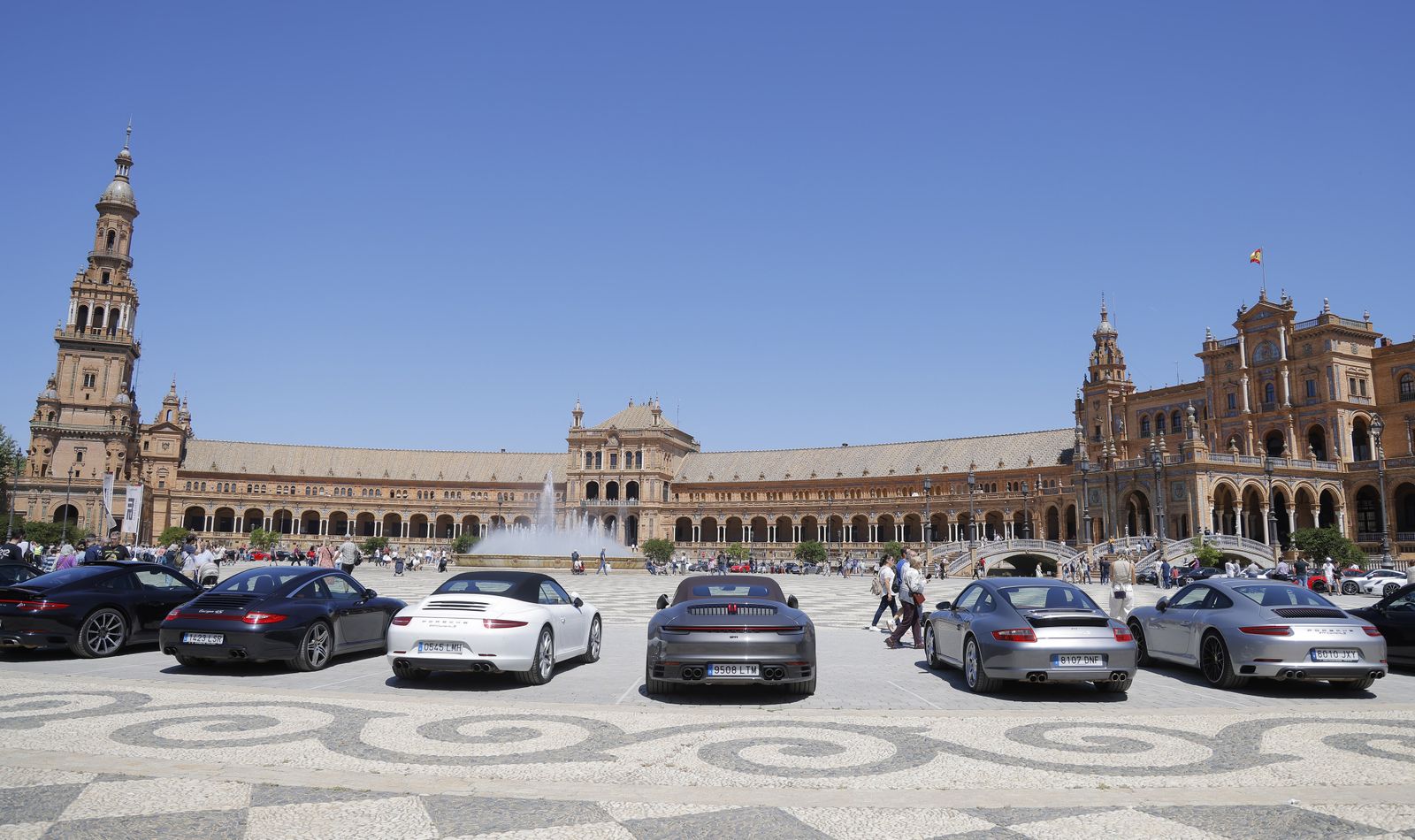 Las imágenes del 60º aniversario  del Porche 911 en la Plaza de España de Sevilla