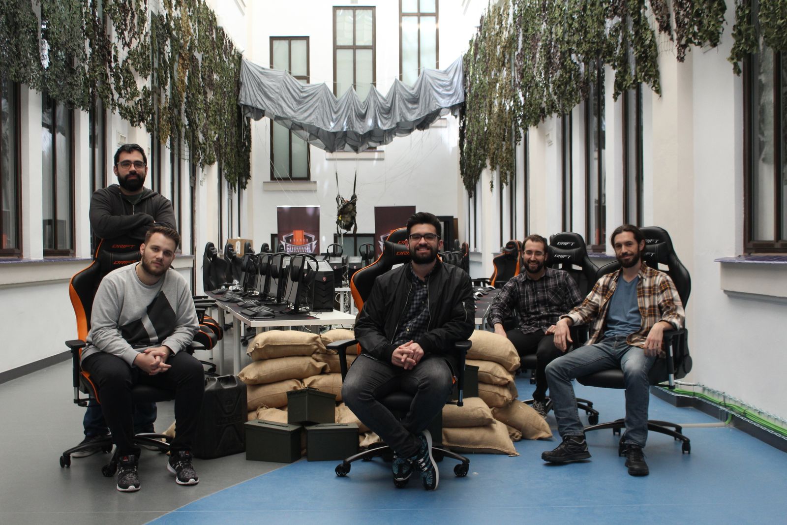 Socios de la empresa organizadora, Rupture Events, en el espacio donde se celebrará la competición.