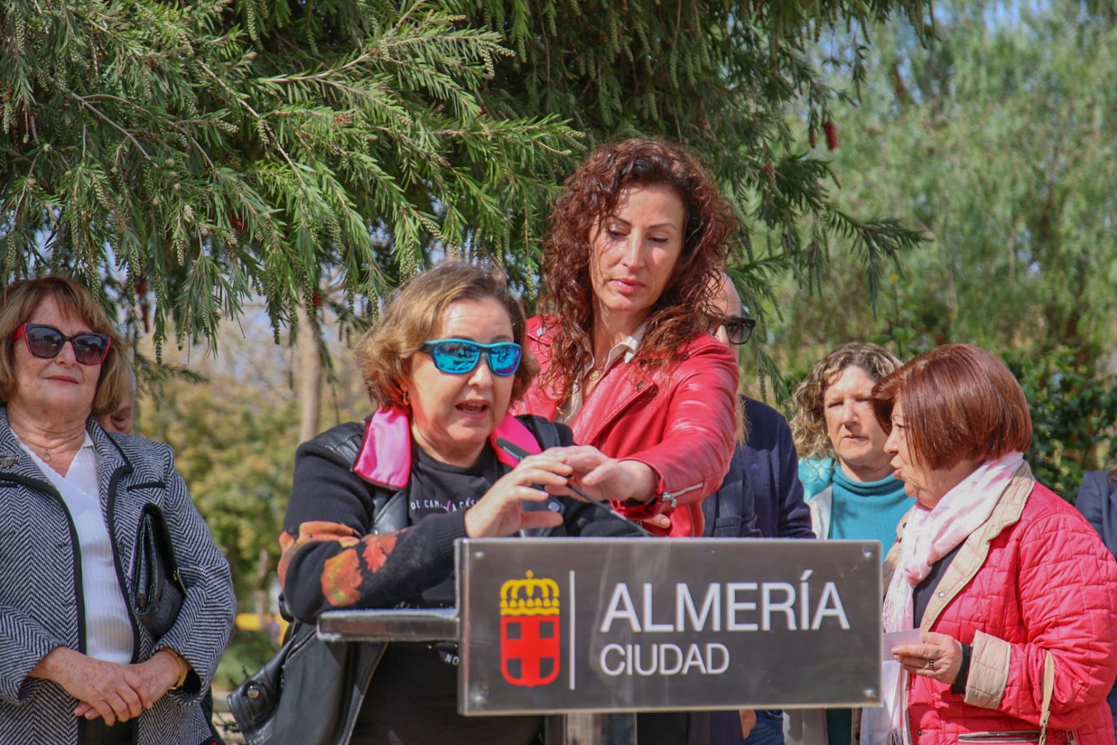 Las imágenes de la plantación de un olivo y el entierro de una cápsula del tiempo