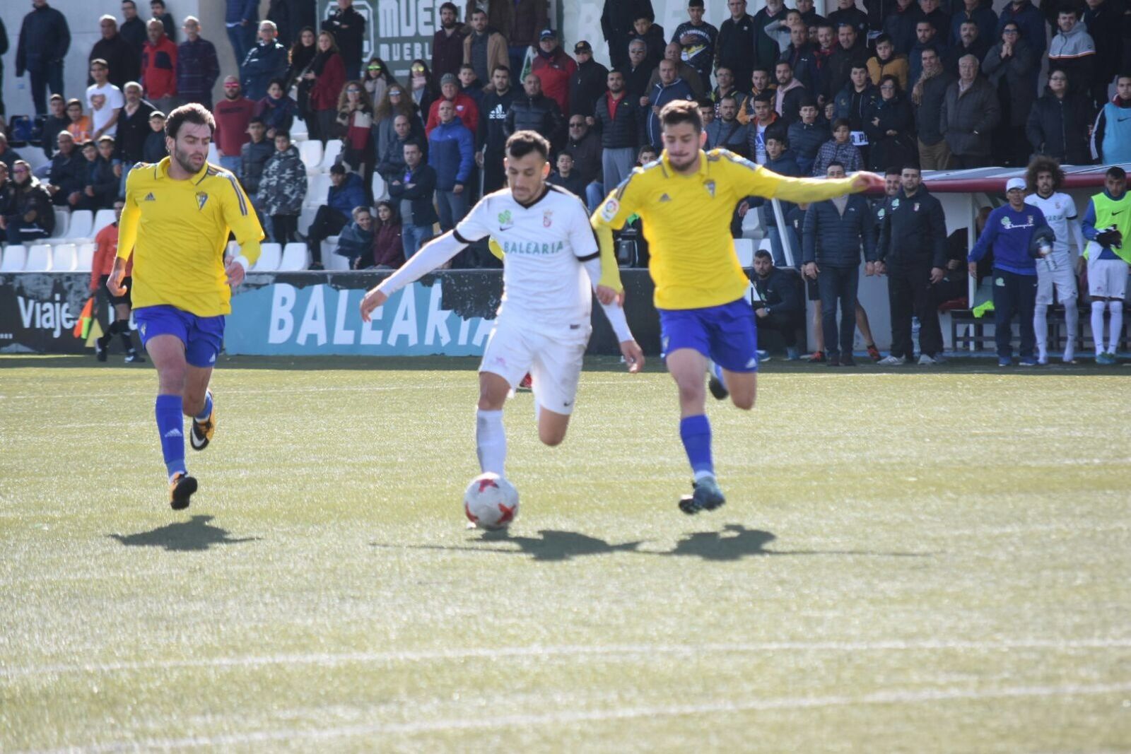 Javi Zafra avanza con el balón durante el Ceuta-Cádiz B de esta temporada.