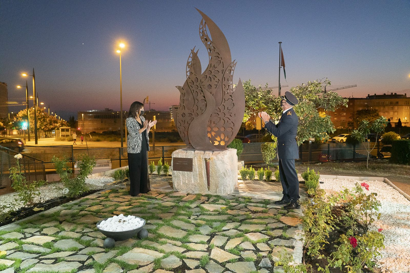 Momento de la inauguración de la esculturas que homenajea a los bomberos puertos en acto de servicio