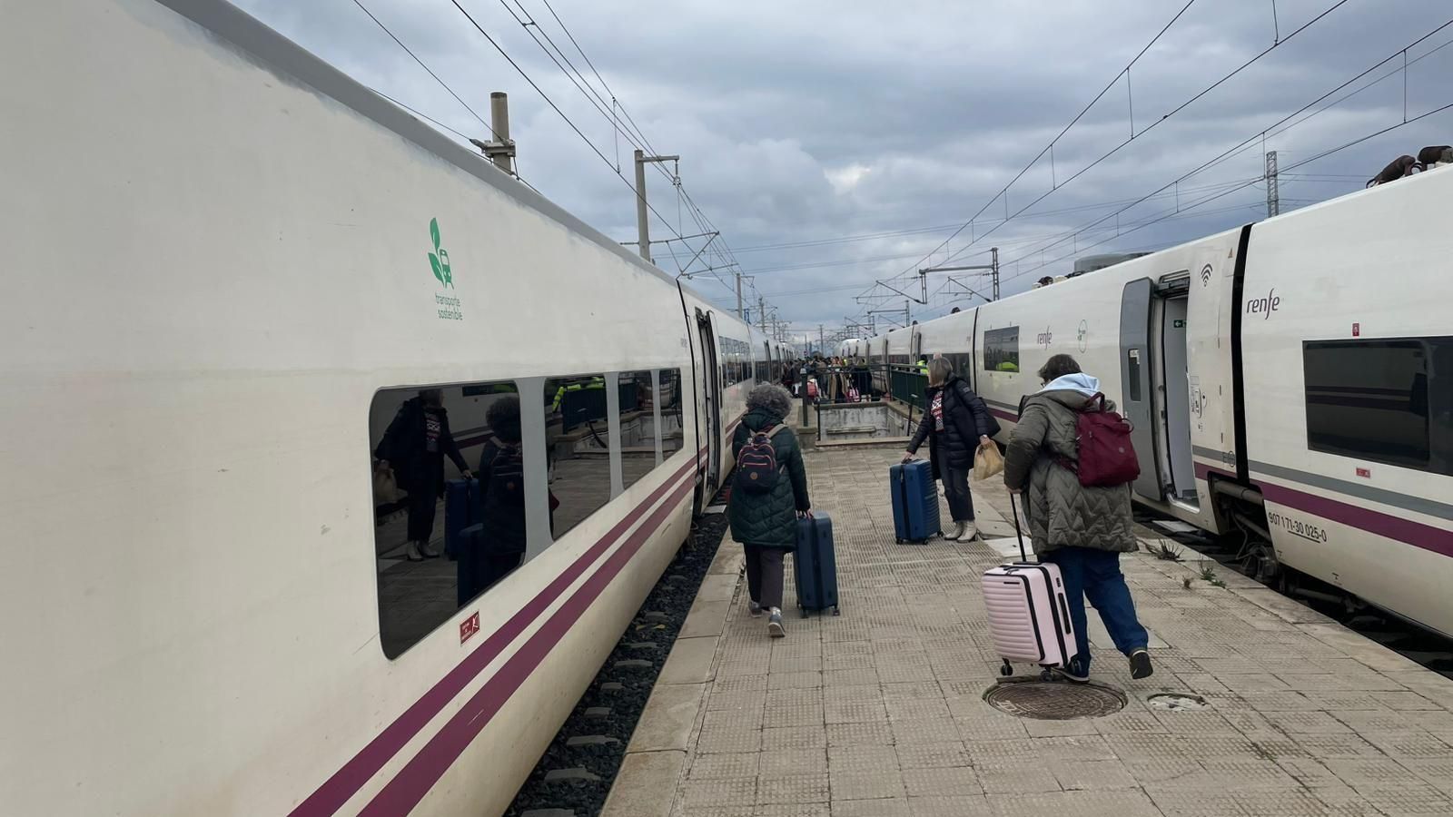 Los pasajeros durante el transbordo en La Sagra.