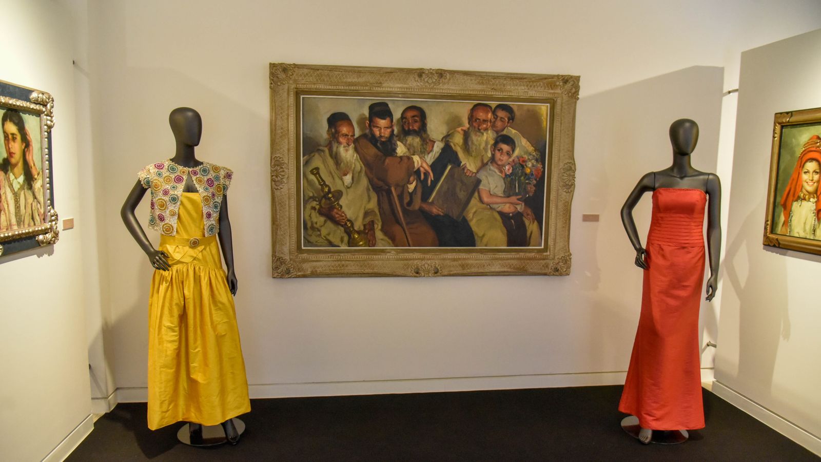 Exposición ' Vísteme: de la Alta Costura al Arte, 90 años de historia de la moda' en el Museo Cruz Herrera