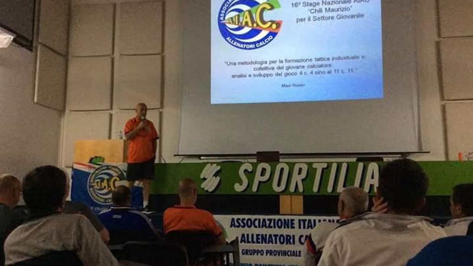 Rozen, dando una conferencia para la Asociación Italiana de Entrenadores de Fútbol. Rozen, dando una conferencia para la Asociación Italiana de Entrenadores de Fútbol.