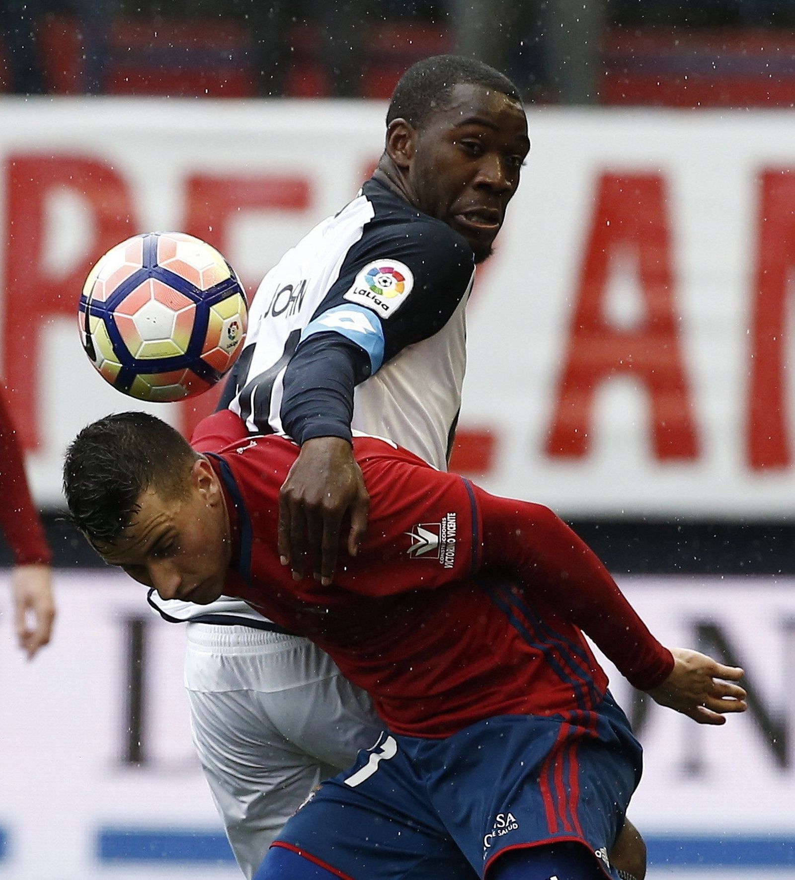 El deportivista Ola John pugna con el osasunista Berenguer.