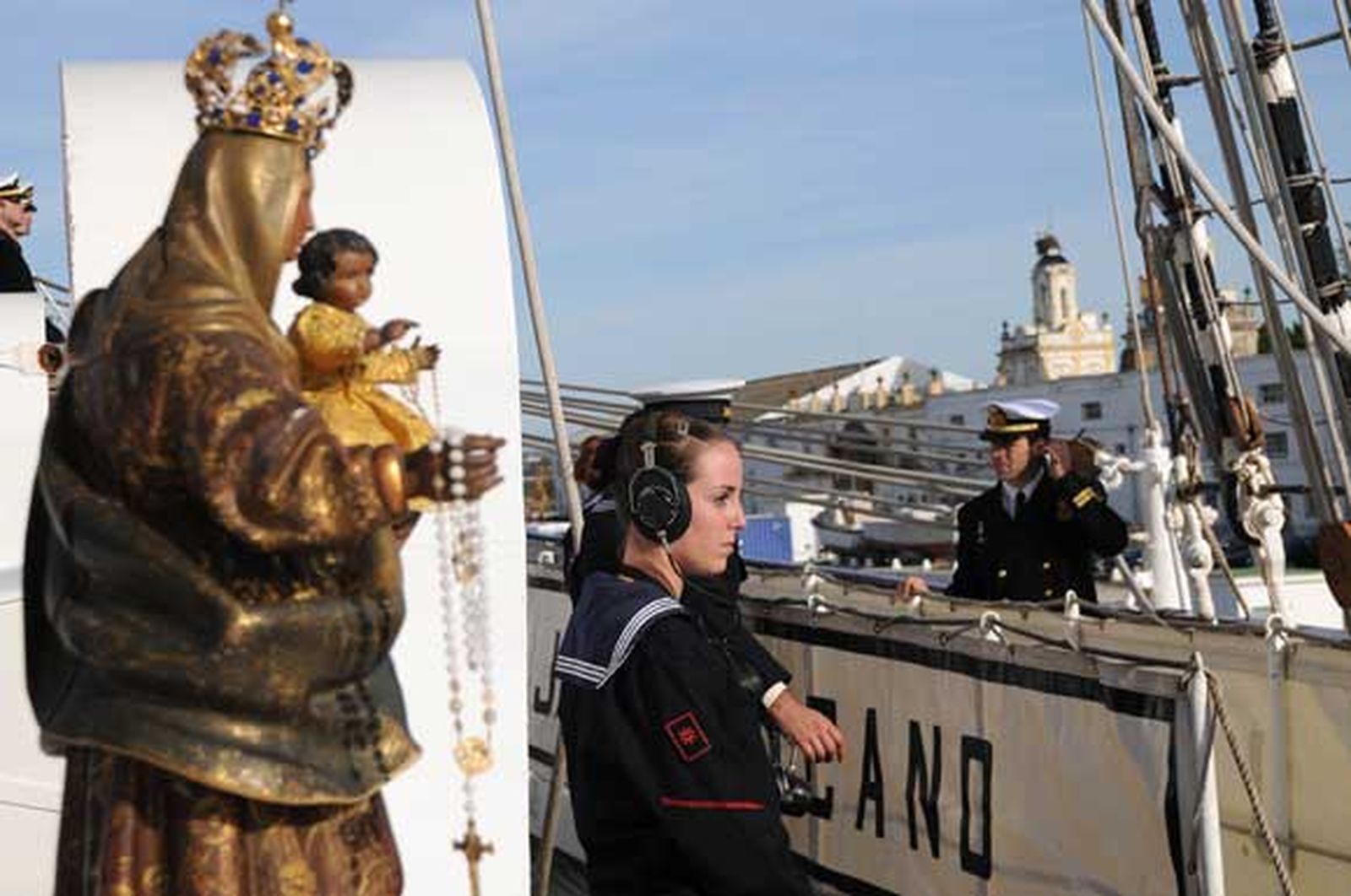 San Fernando despide en el Arsenal de La Carraca al buque escuela de la Armada, que partió de forma excepcional en uno de los primeros grandes actos conmemorativos del 2010

Foto: Javier Gonzalez