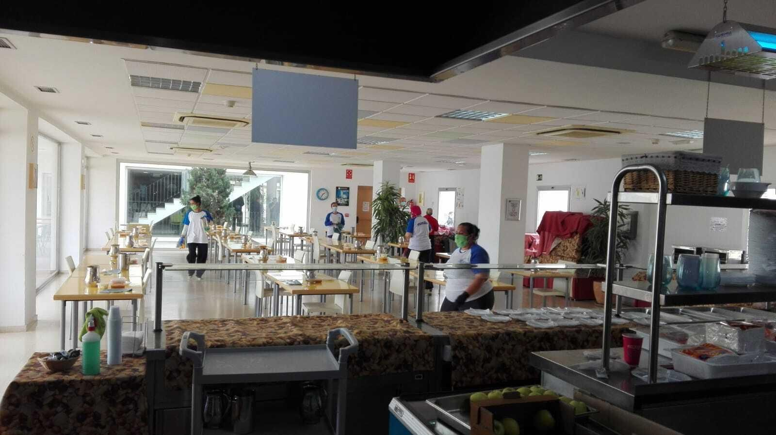 Personal de la empresa de inserción social de Naim en uno de los comedores en los que trabajan.