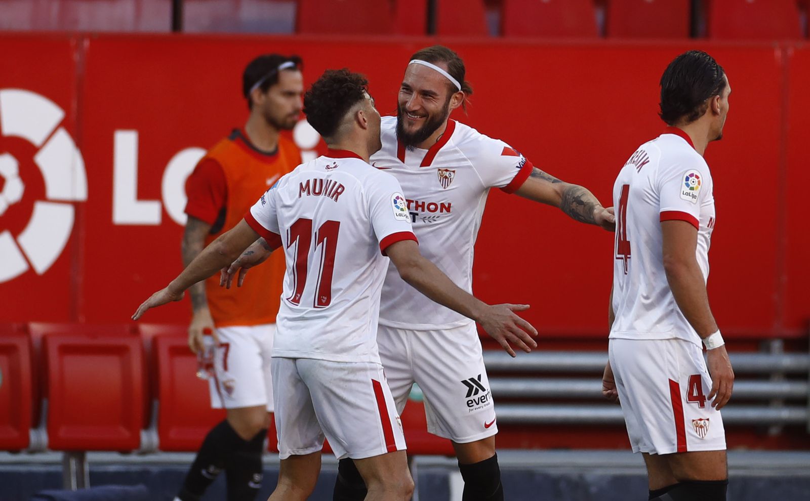 Munir celebra el gol junto a Gudelj.