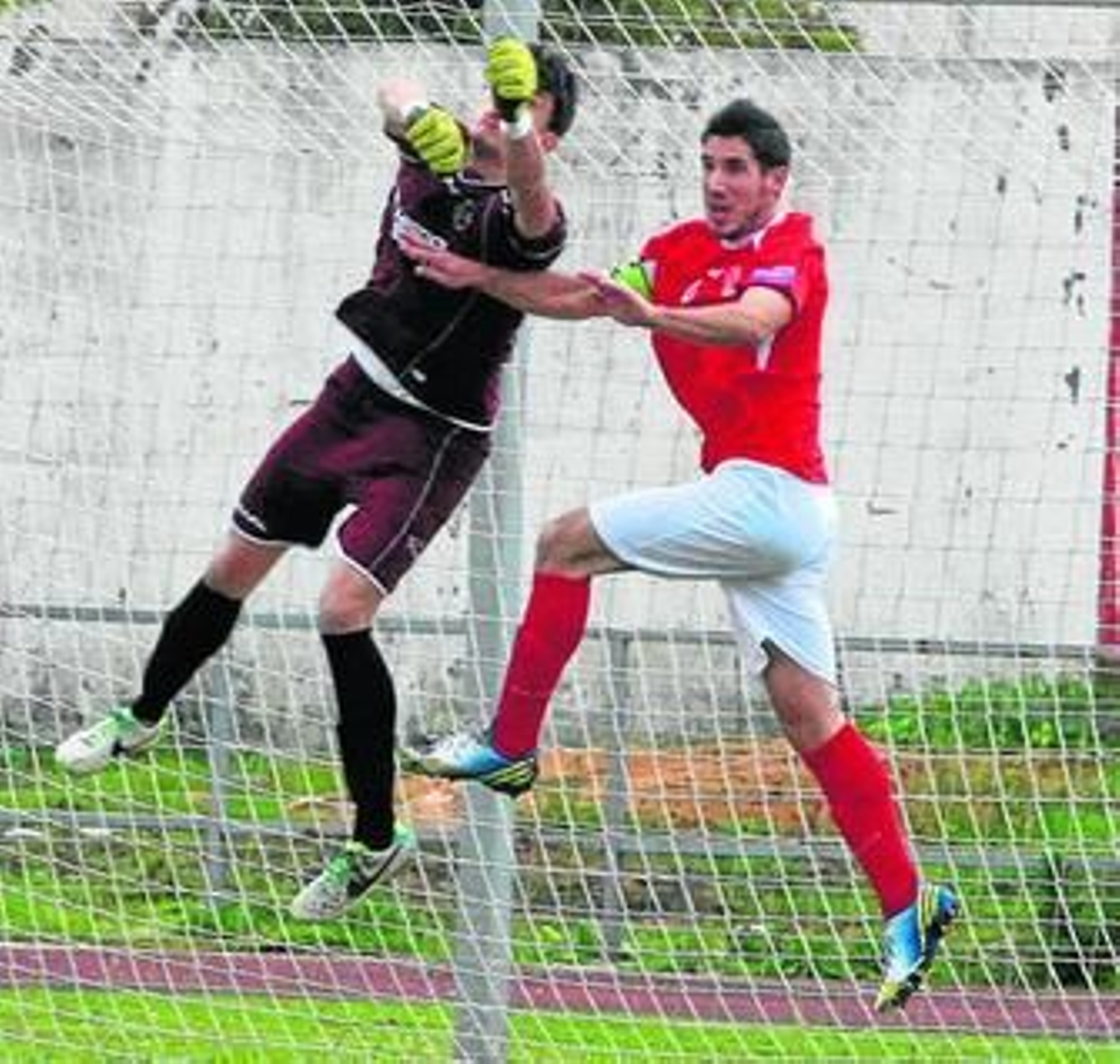 El meta visitante Luisma, el mejor del partido, sale de puños ante Carlos Trujillo.