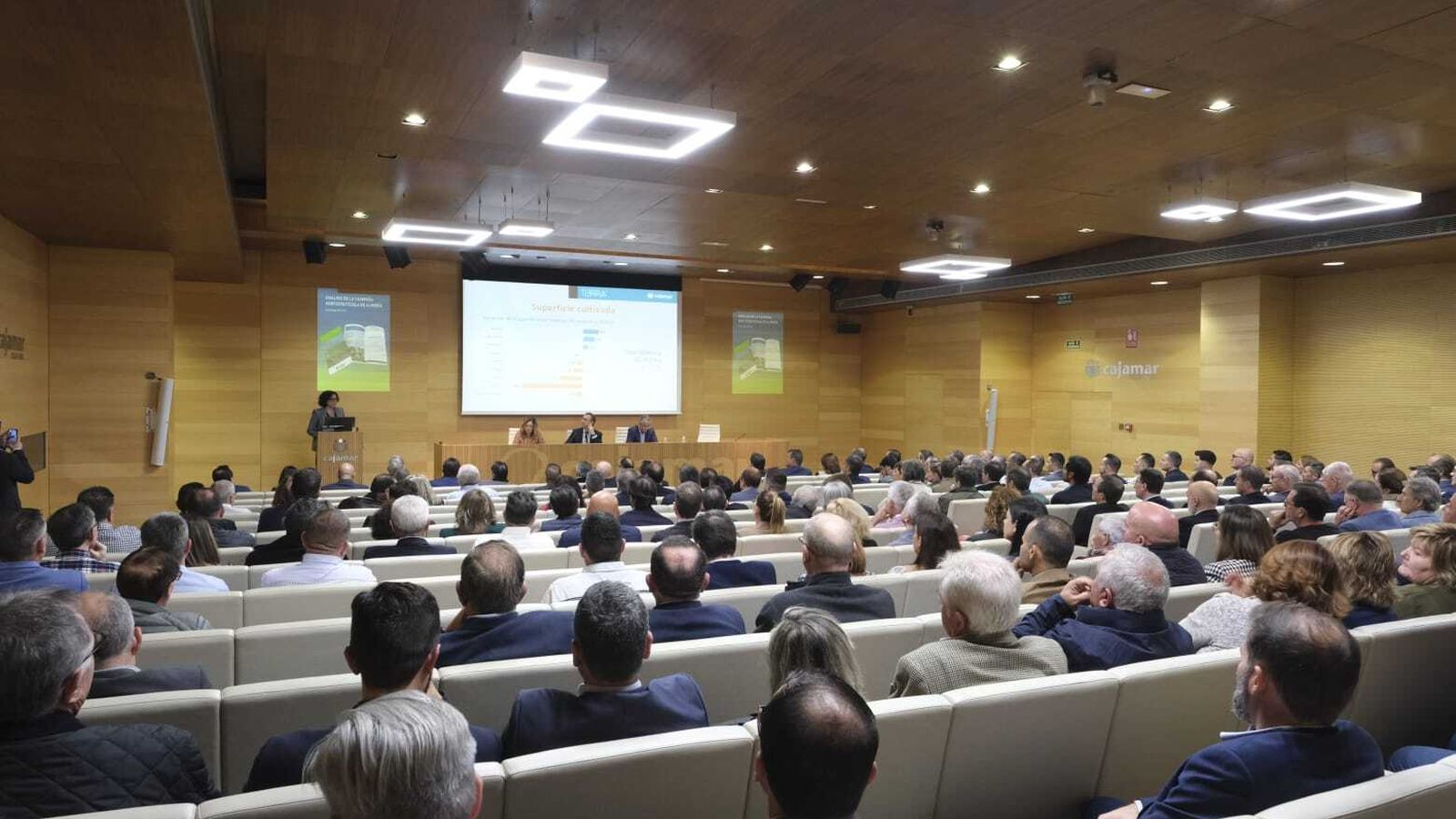 Lleno el salón de actos de Cajamar.