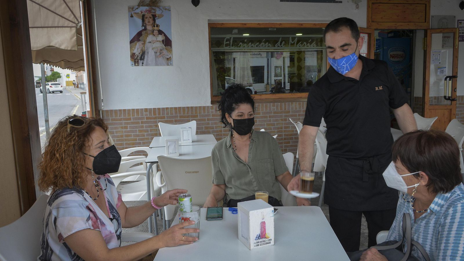 José María sirve unos cafés en su bare, El Rincón de María. El 90% de los vecinos viven de la hostelería y de los caterings de ferias y fiestas de toda Andalucía.