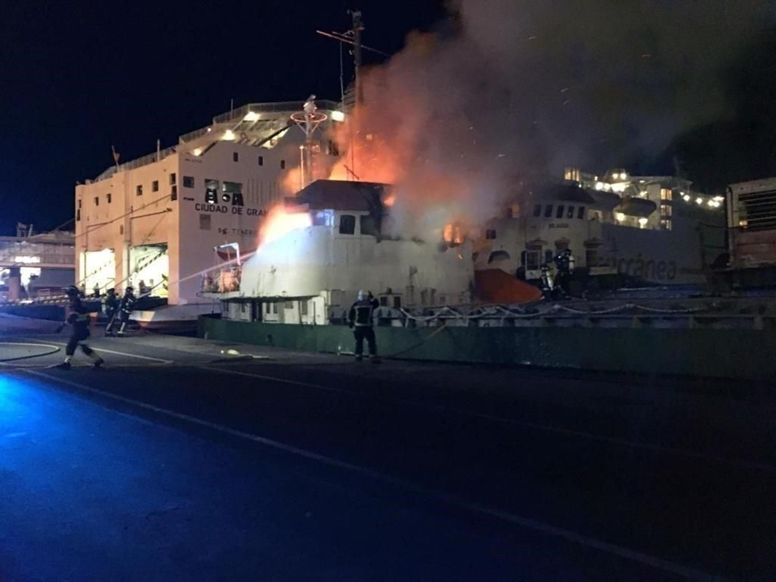 Sofocado en el Puerto de Almería el incendio en un buque intervenido por narcotráfico