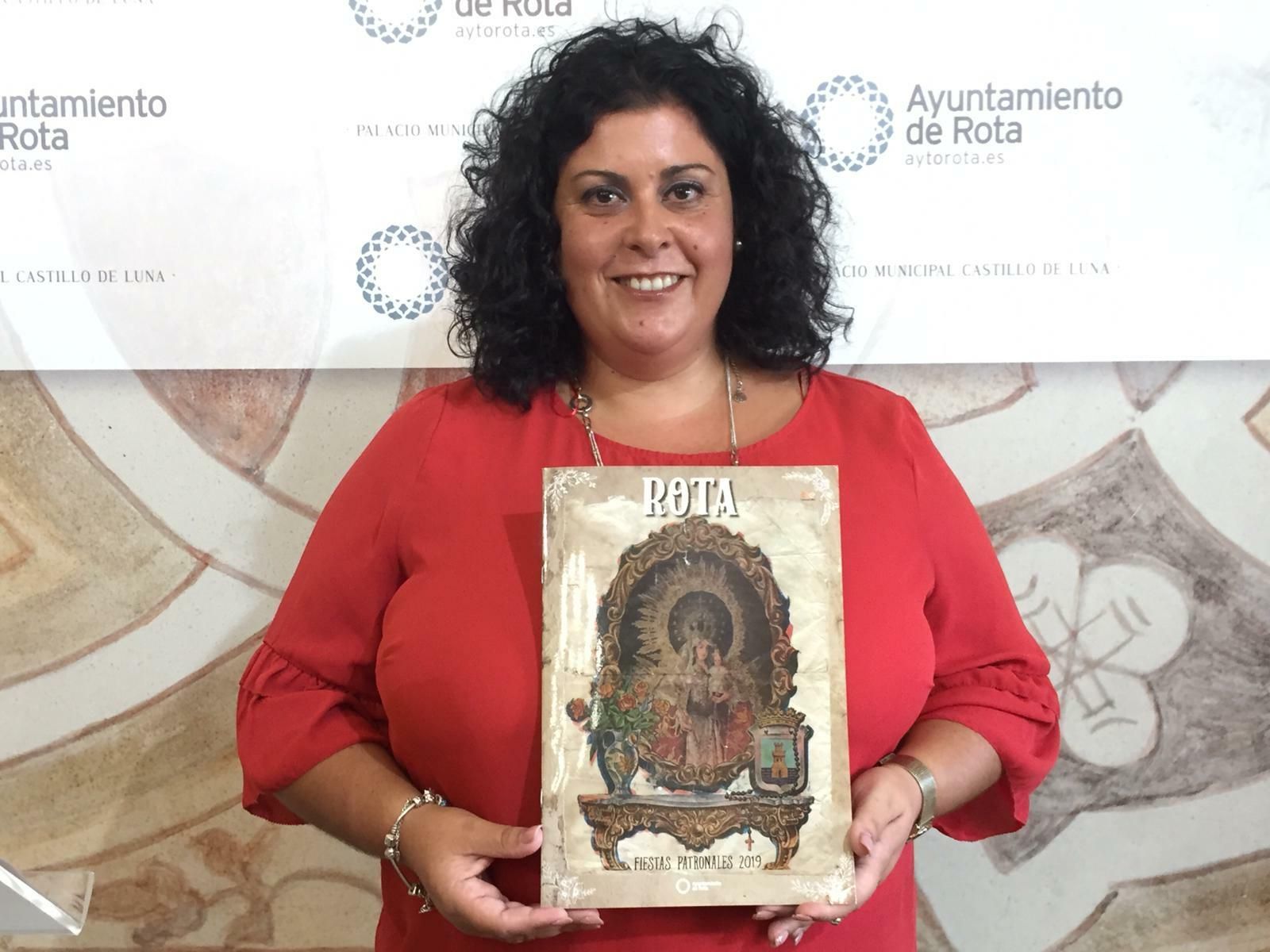 La delegada municipal de Fiestas, Laura Almisas, con un ejemplar de la revista editada por el Ayuntamiento.