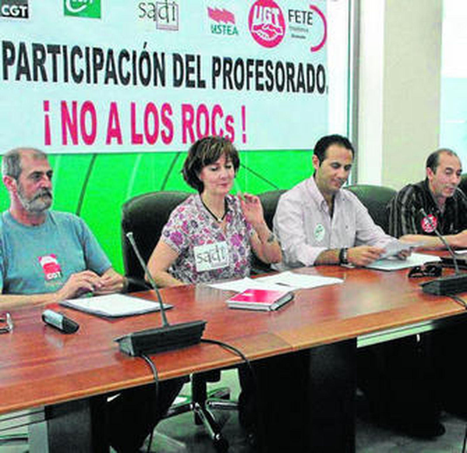 La plataforma 'antiROC', ayer, en la Delegación de Educación.