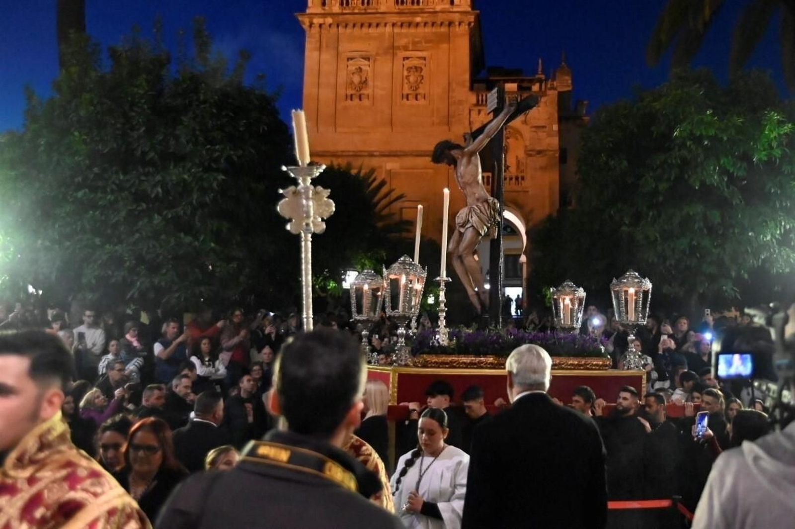 El Cristo de la Piedad preside el vía crucis de las cofradías, en imágenes