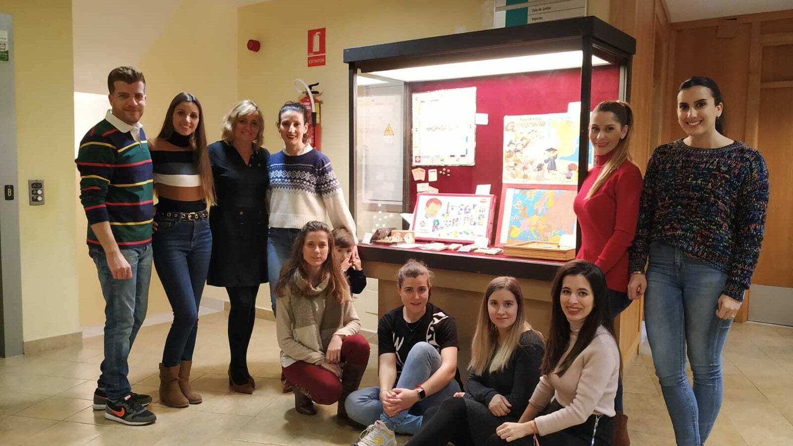 La concejal de Educación, Carolina Pérez, con los monitores de la ludoteca.