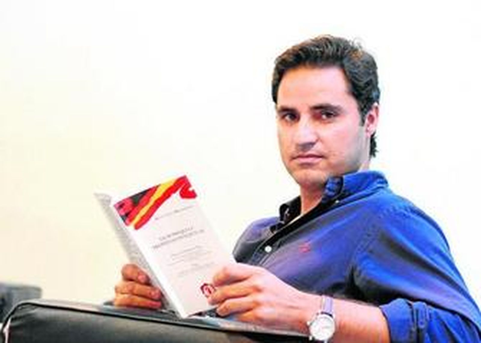 El abogado Hugo de Patrocinio, con su libro, en la redacción de 'Diario de Sevilla'.