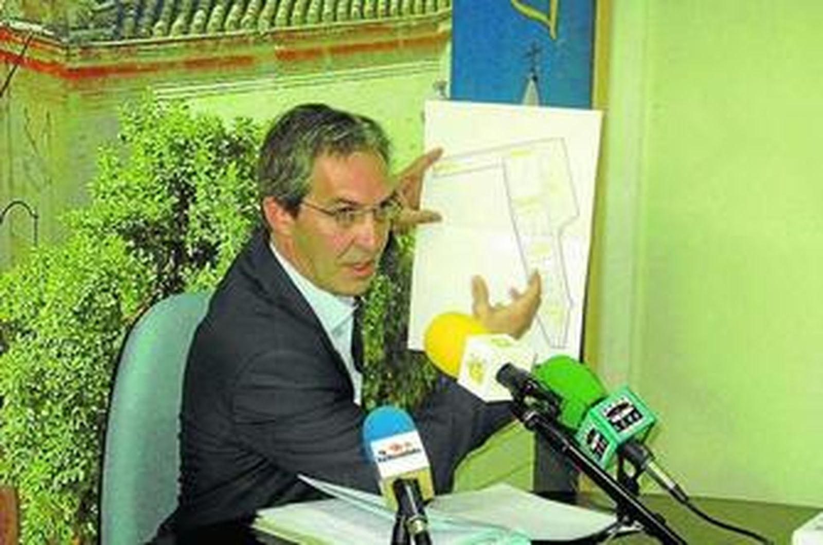 El alcalde de Lora del Río, Francisco Javier Reinoso, en una imagen de archivo.