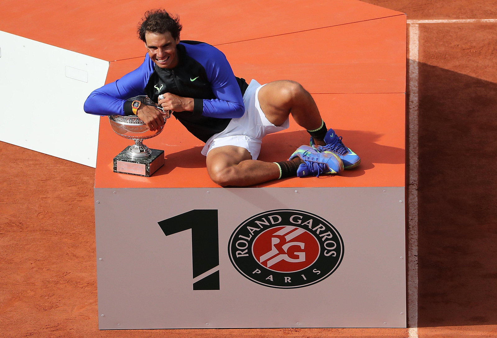 Rafa Nadal posa con el trofeo.