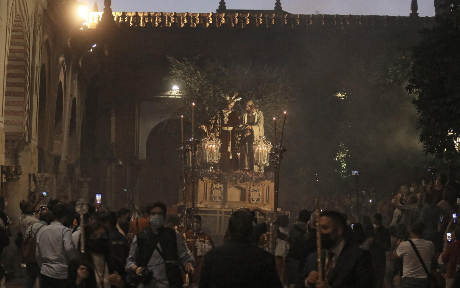 La salida extraordinaria del Señor de la Salud de Córdoba, en imágenes