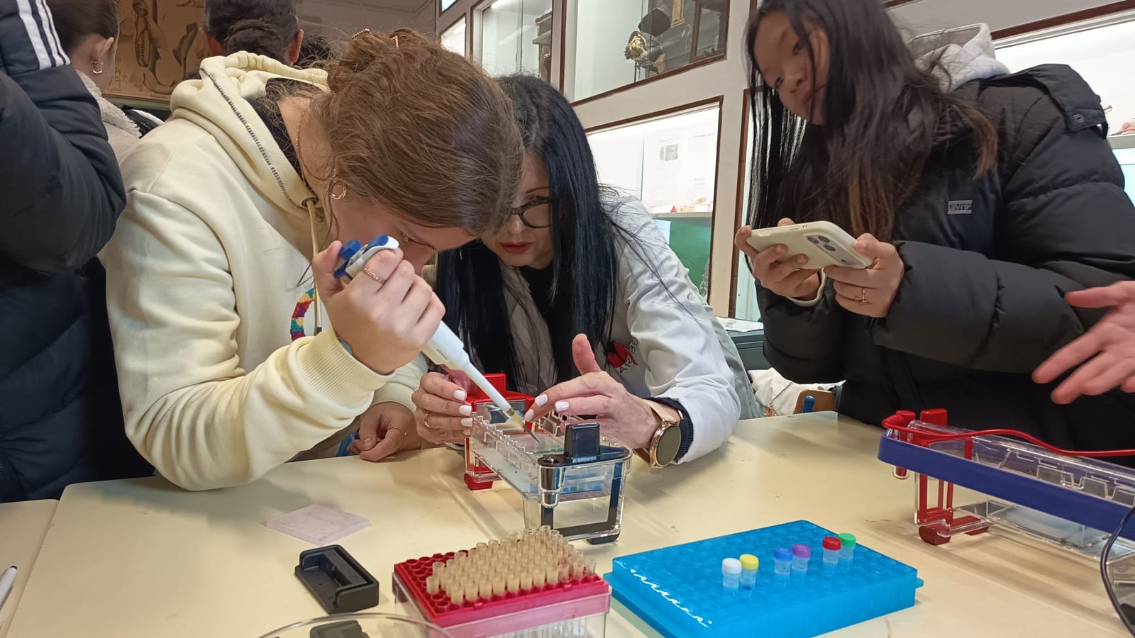 Maribel Cuerva y Alicia Conde tratan una de las muestras con la pipeta.