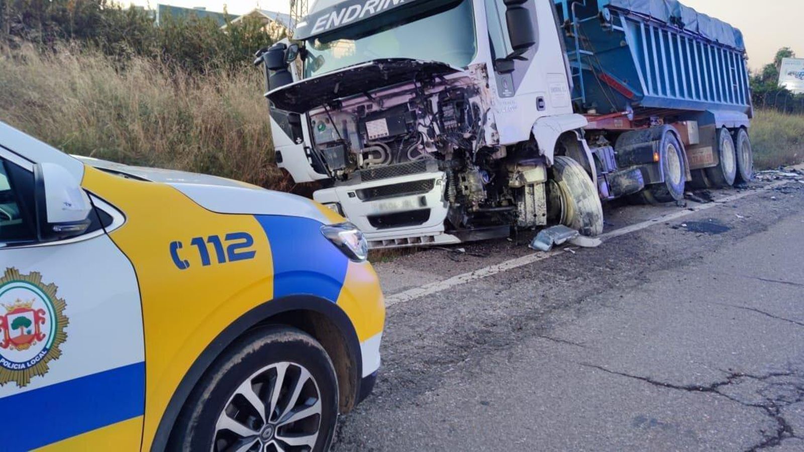 Frontal del camión destrozado tras el impacto.