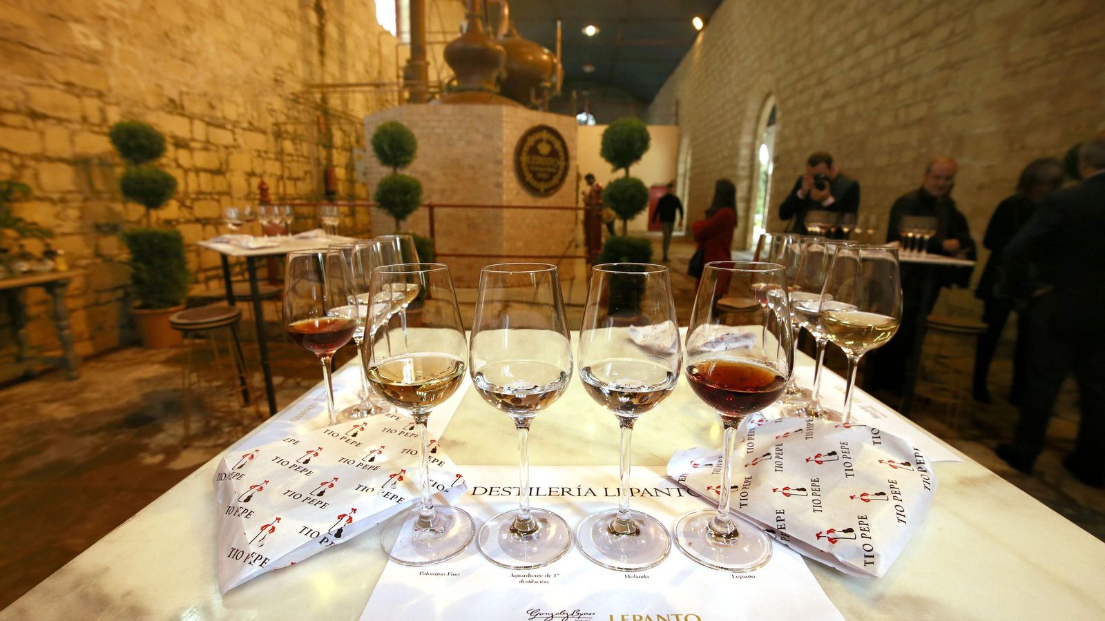 Copas que ilustran los pasos de la elaboración del brandy, del vino al espirituoso pasando por el aguardiente de primera destilación y la holanda. Copas que ilustran los pasos de la elaboración del brandy, del vino al espirituoso pasando por el aguardiente de primera destilación y la holanda.