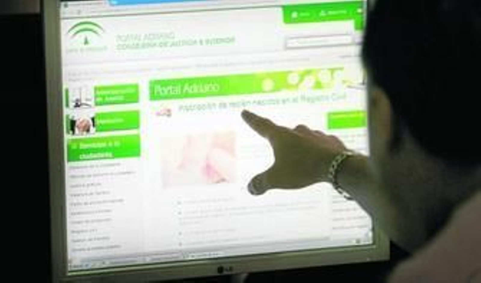 Una persona consulta el nuevo portal Adriano de la Junta.