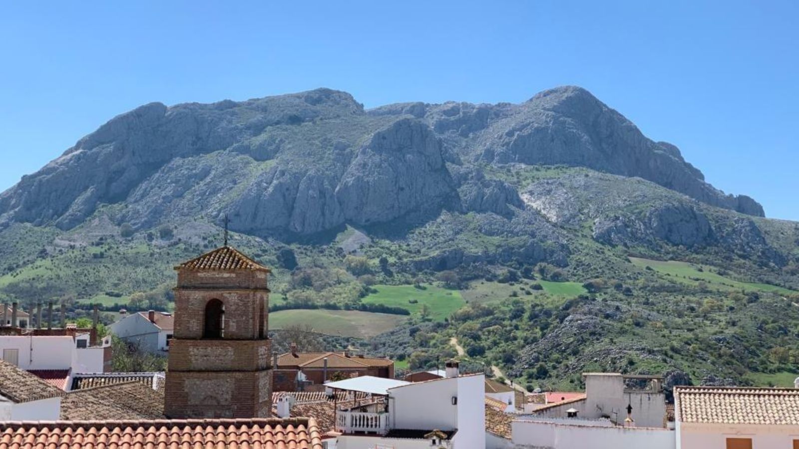 Alfarnatejo, bajo los picos Chamizo, Gallo y Vilo.