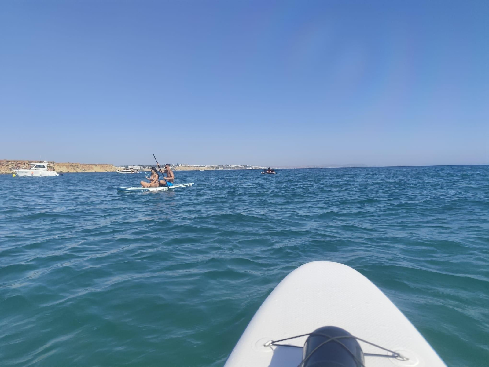 Una tarde de Paddle Surf bordeando los acantilados de Conil Una tarde de Paddle Surf bordeando los acantilados de Conil