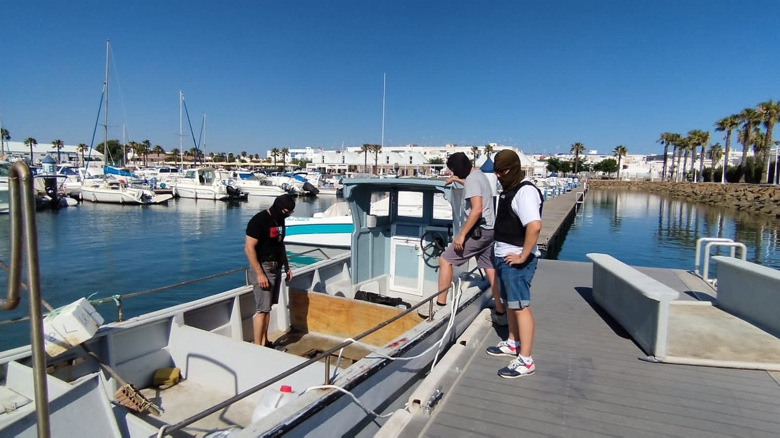 Agentes de la Guardia Civil y de Vigilancia Aduanera inspeccionan el doble fondo de la embarcación