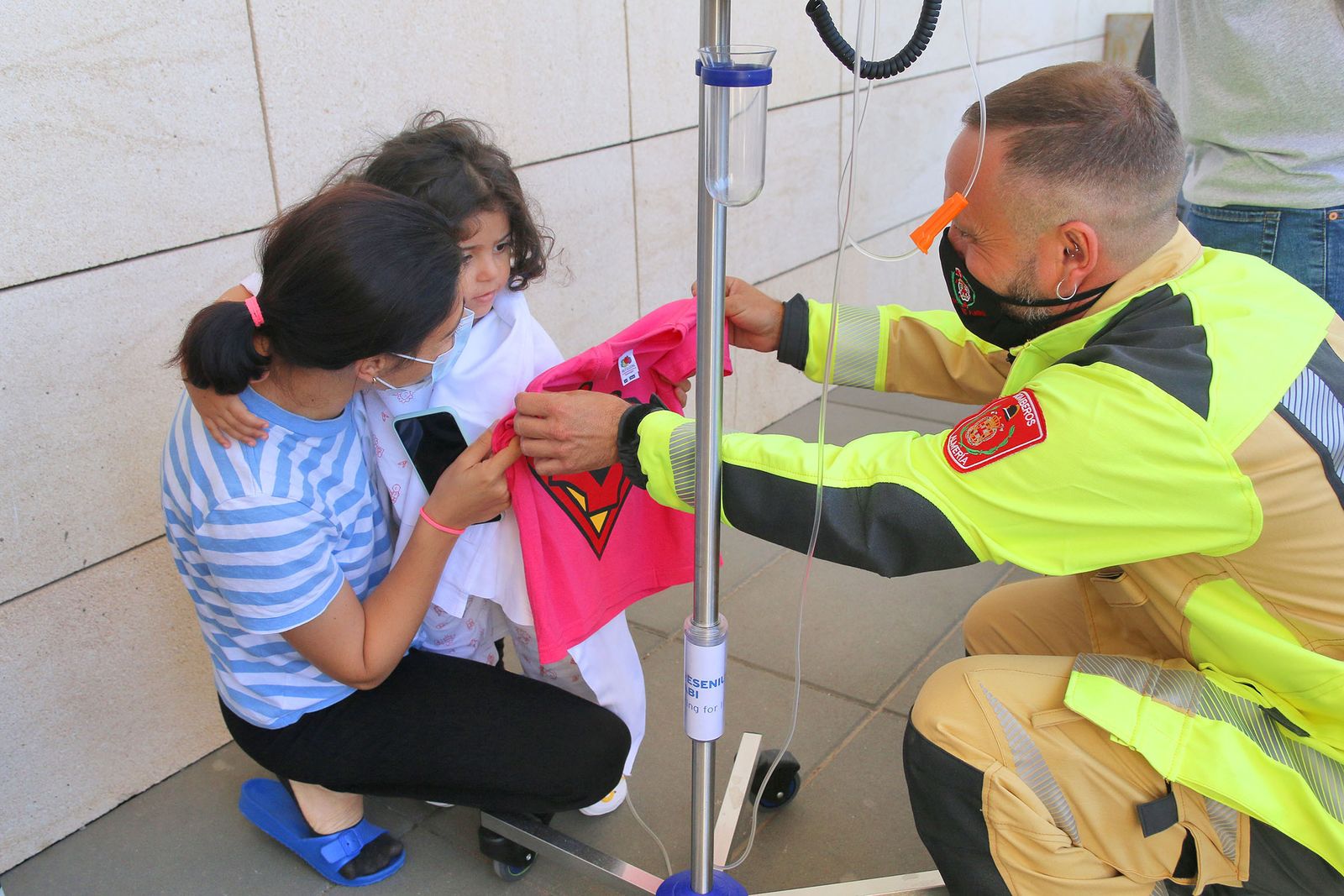 Fotogalería los bomberos de Almería regalan un cochecito eléctrico y camisetas a los niños hospitalizados de Torrecárdenas