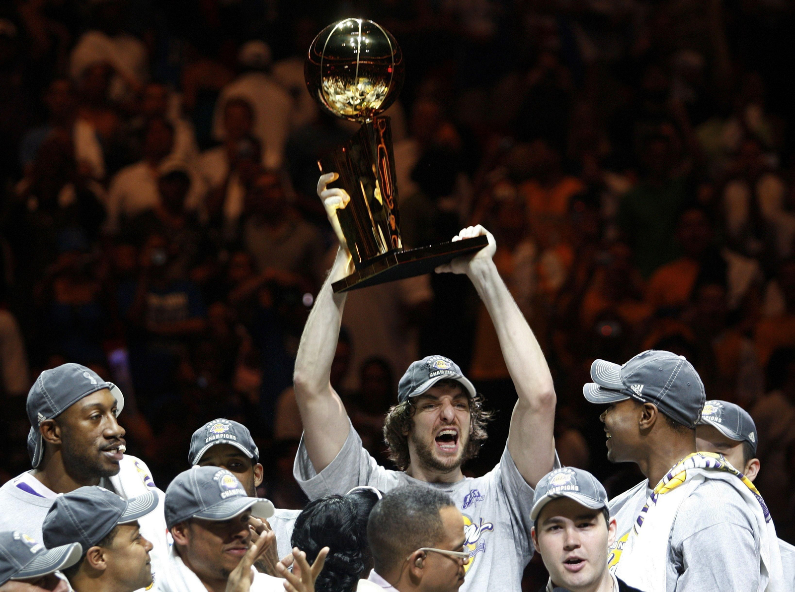 Pau Gasol levanta el título de campeones de la NBA 2009.