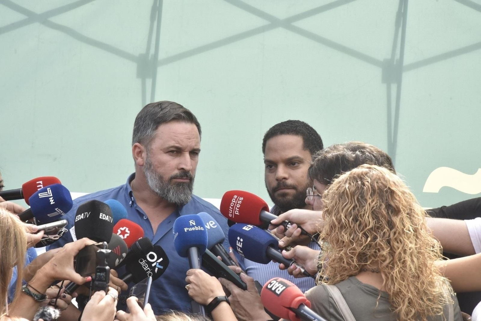 Santiago Abascal atiende a los periodistas durante la manifestación para defender el castellano en Barcelona.