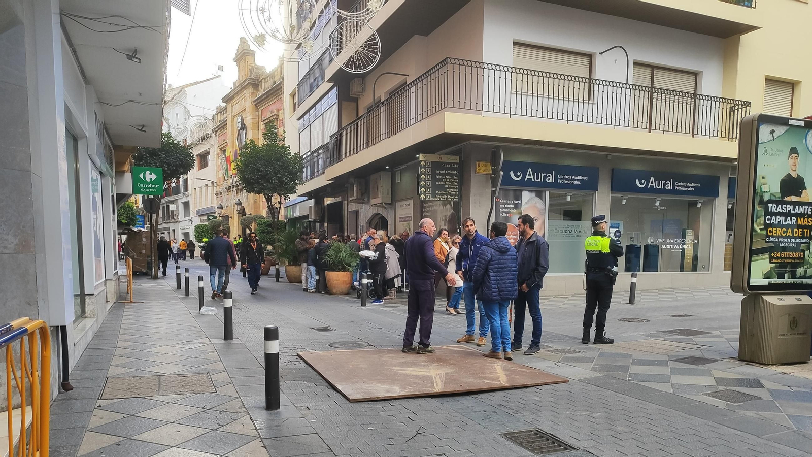 Un gran tablón sobre la tubería rota permite que la calle Convento reabra al tráfico.