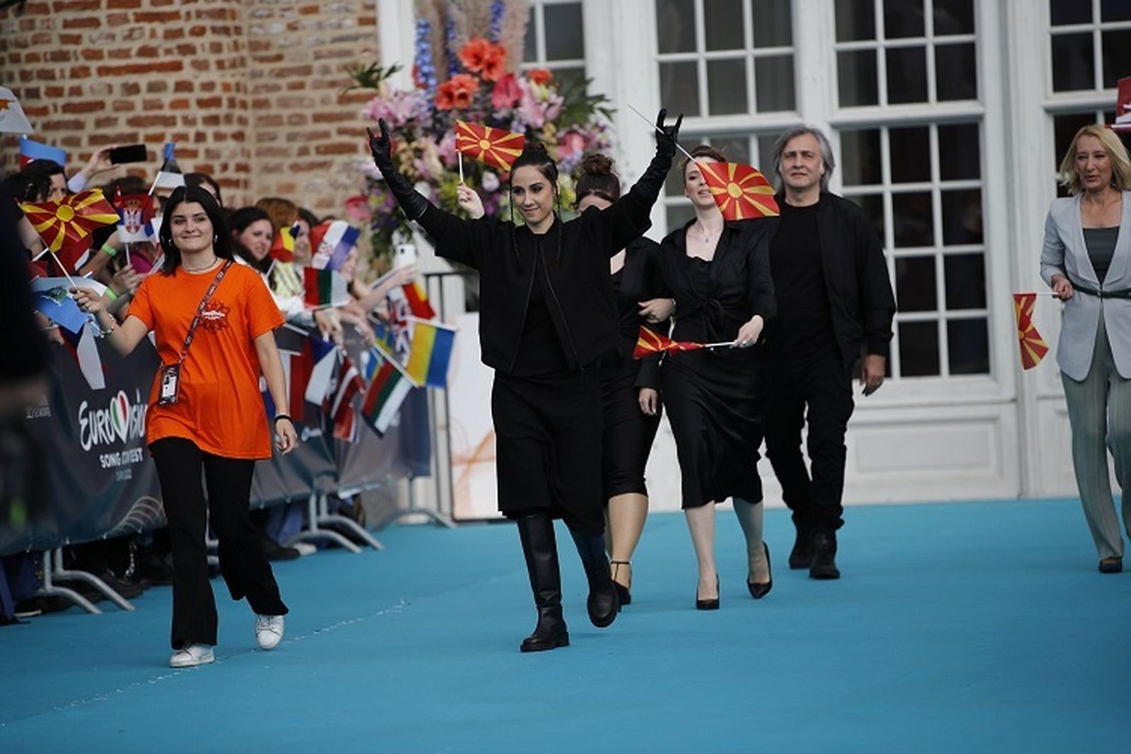 Andrea, con la bandera de su país, poco antes de producirse el momento polémico