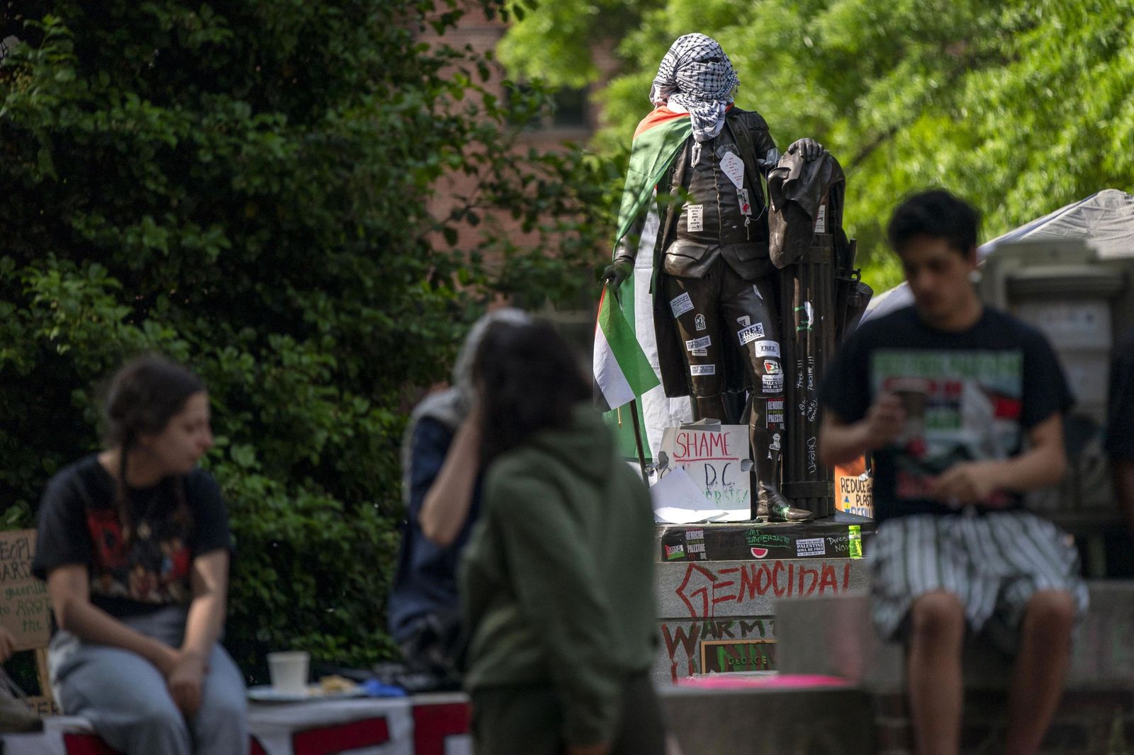 La estatua de George Washington, con la bandera palestina y la kefia.