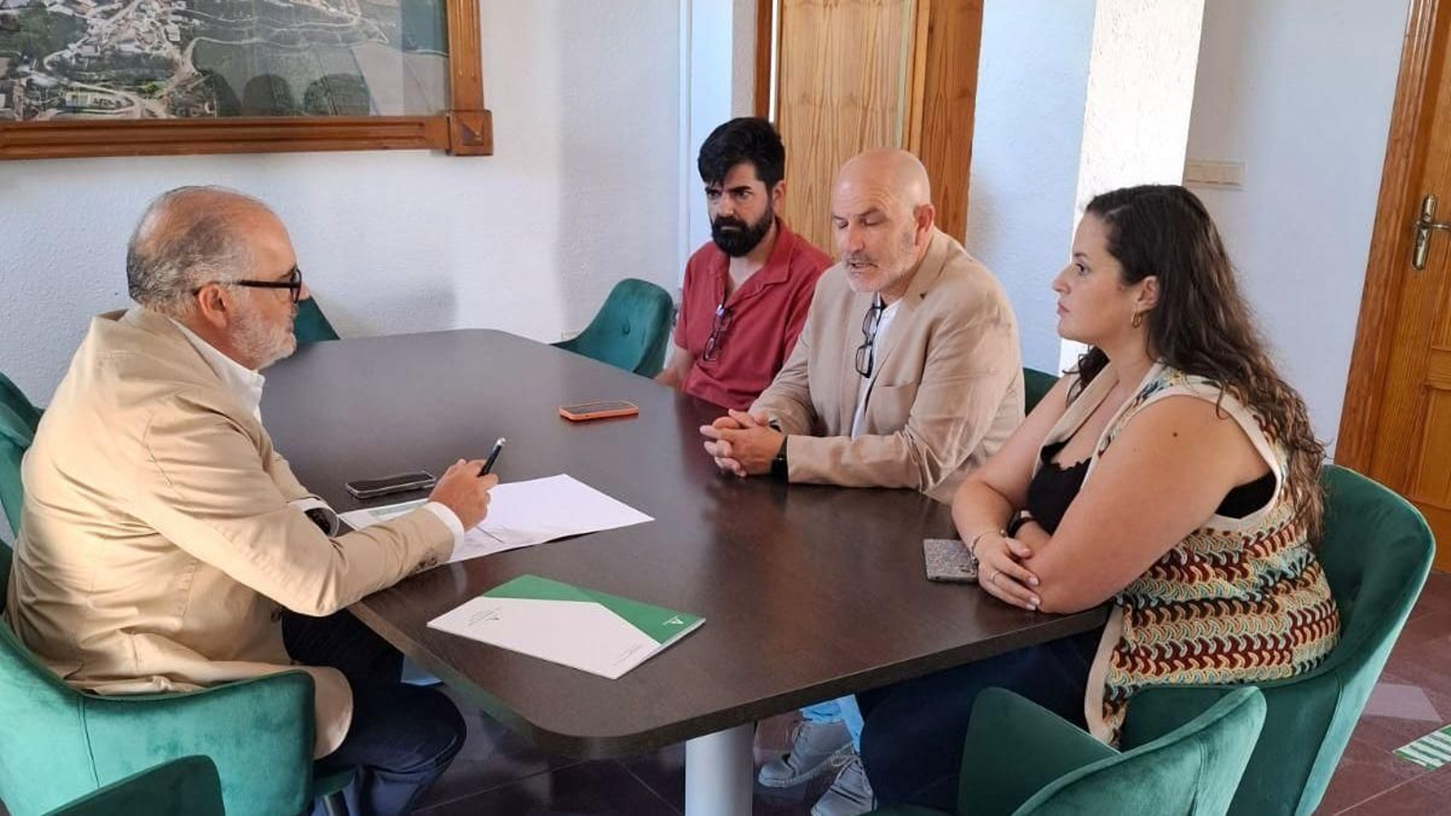 El delegado Luis Recuerda en su visita a Dehesas de Guadix