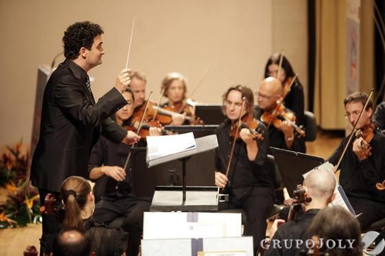 Gabriel Delgado Morán, al frente de la OCG, en uno de los momentos del concierto.

Foto: Pepe Villoslada-Lucia Rivas