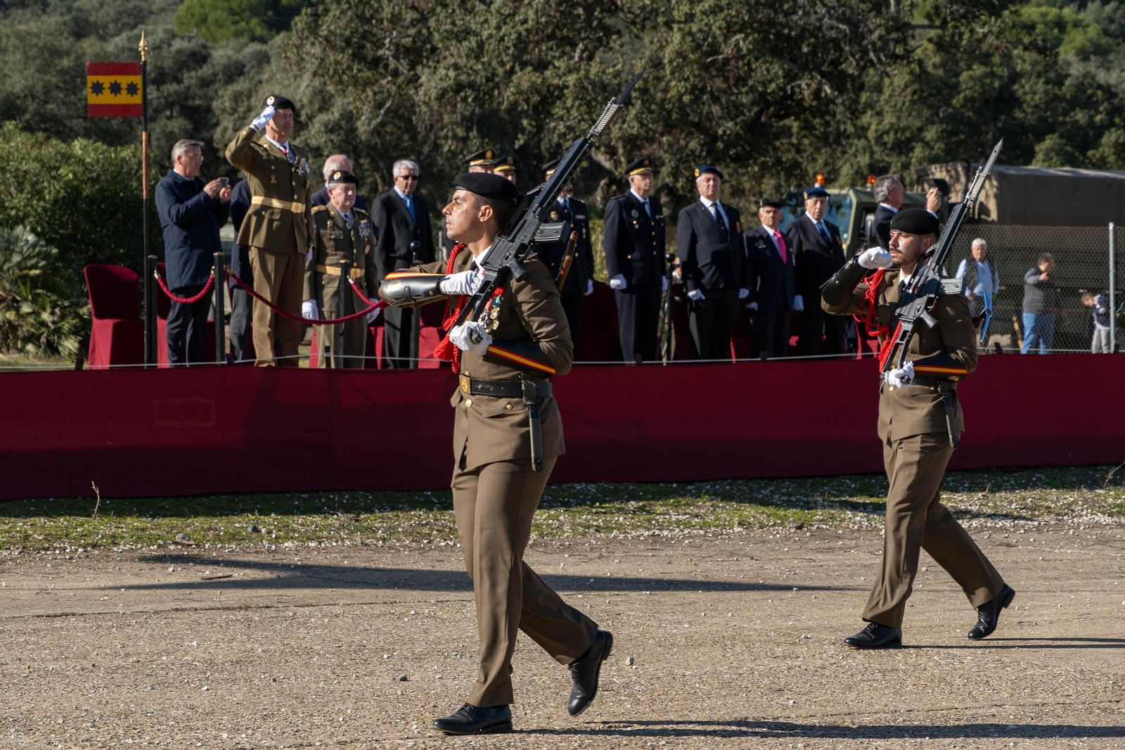 Las mejores imágenes del homenaje de la BRI X a la Inmaculada en Cerro Muriano