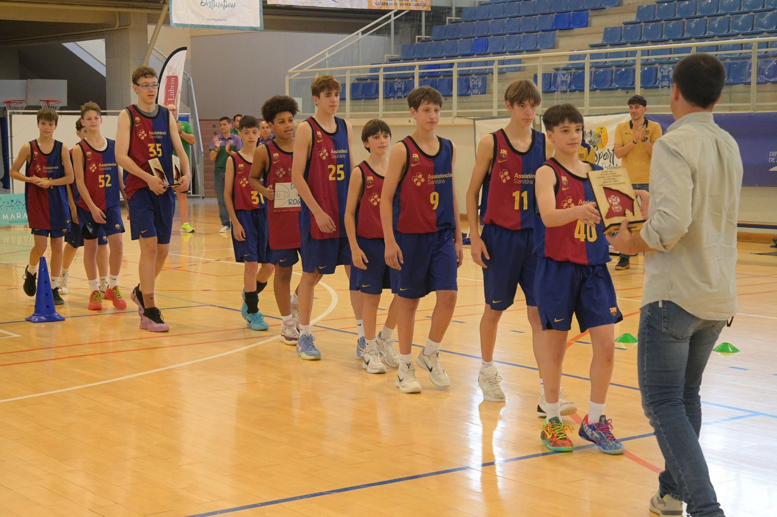 Entrega del trofeo a los ganadores.